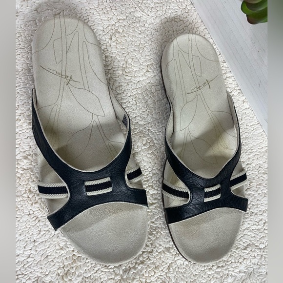 Teva sandals size 7 - Picture 2 of 4